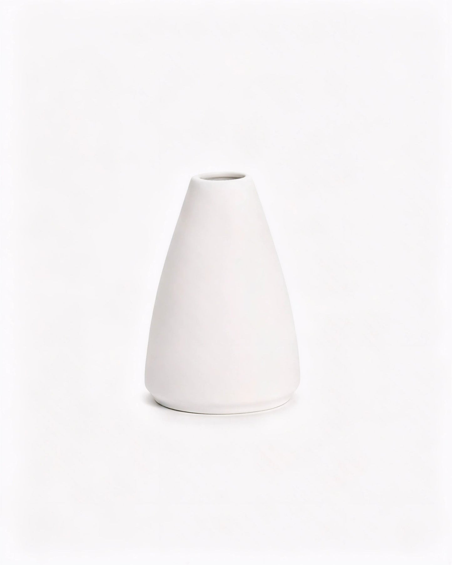 Aurivva Minimalist Collection – Arne Vase (White Nordic Ceramic)